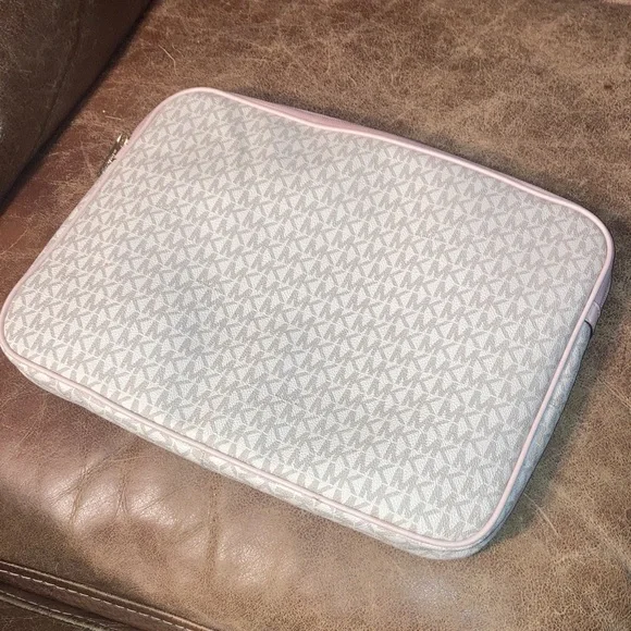 Michael Kors Blush and Cream Laptop Case - Picture 6 of 9
